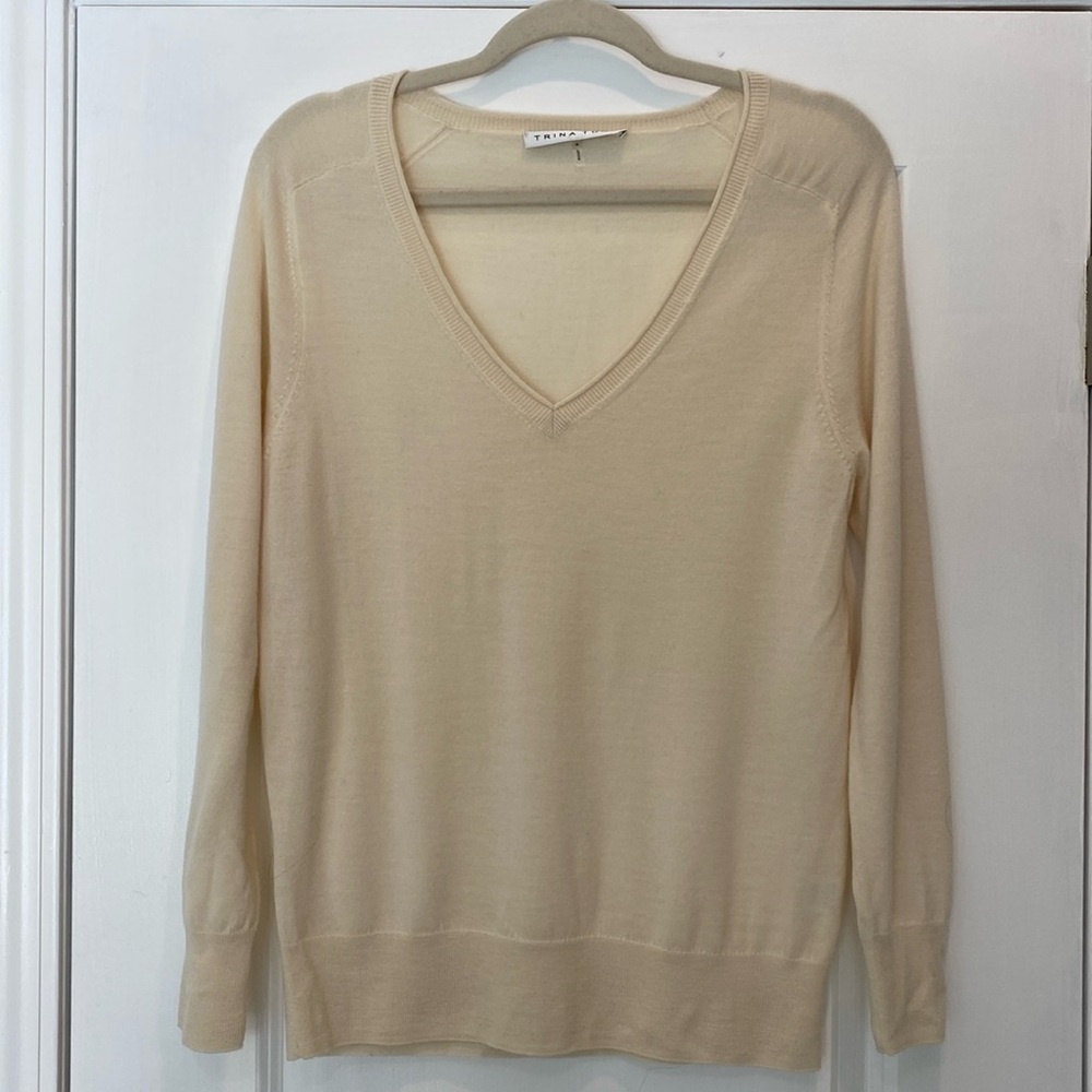 🌸Trina Turk, elegant long sleeve V-neck 100% merino wool top, so pretty